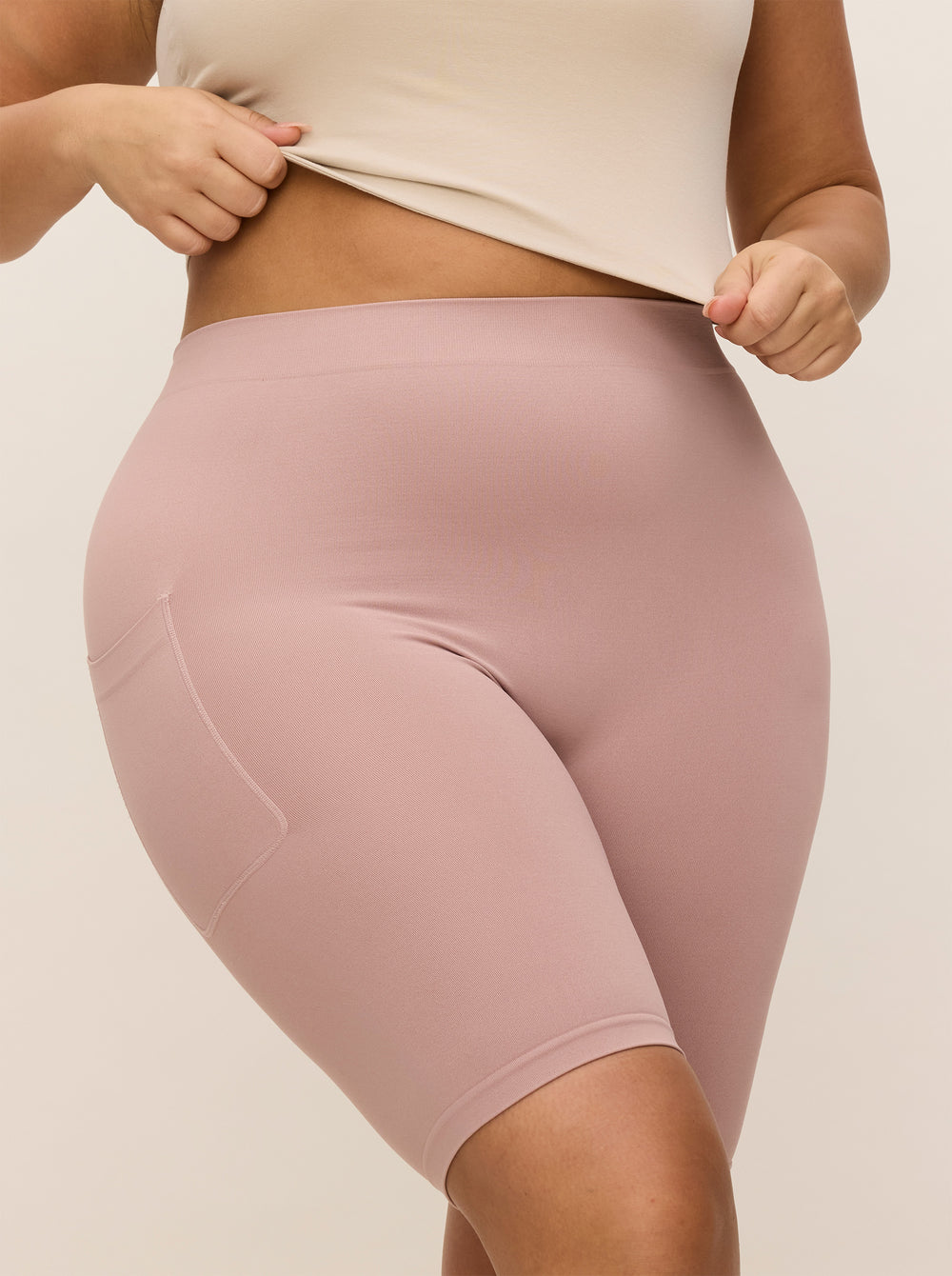 Yasmine is wearing The Cargo in size XL/2XL