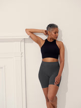 Roxanne is wearing The Cotton in size S/M