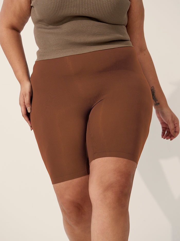 Veronica is wearing The Staple in size XL/2XL