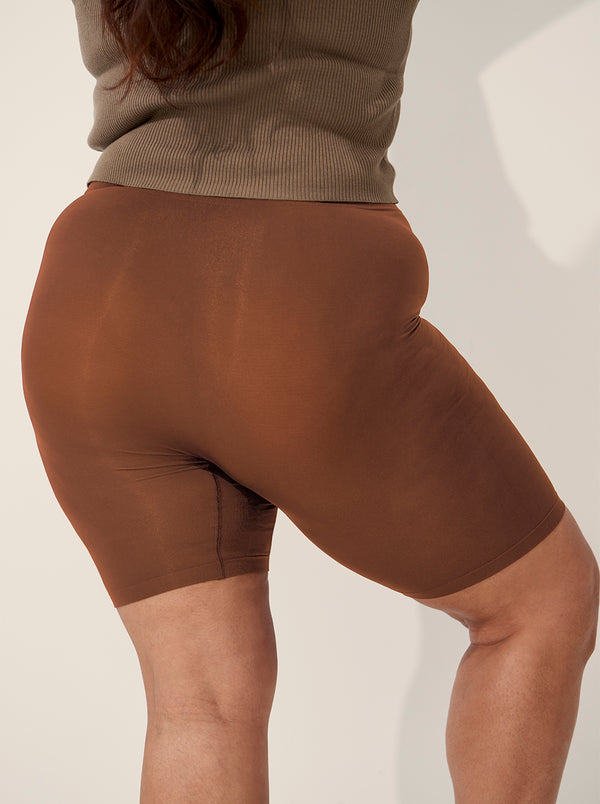 Veronica is wearing The Staple in size XL/2XL 