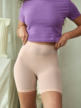 Arianna is wearing The Cooling in size S/M